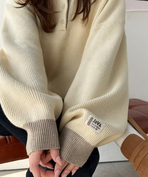 《JaVaジャバコラボ》ふっくら、袖たっぽり。ワッフル編みヘンリーネックオーバーサイズ配色ニット jv1350022