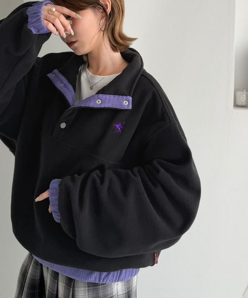 《JaVa ジャバコラボ》暖かさも、お洒落感も、欲張りに。胸刺繍ジャガード切り替えハーフボタンフリースプルオーバー jv1010674
