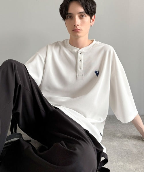 「大人びた遊び心。」刺繍入りハイクオリティダブルフェイス素材バンドカラーポロシャツ／Embroidered High-Quality Double Face Band Collar Polo co1150027