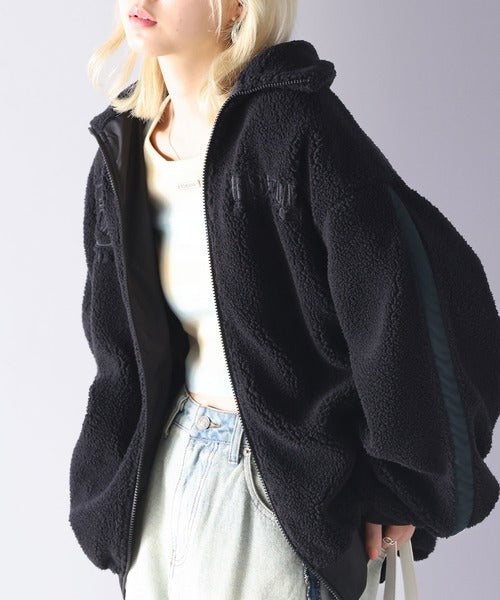 《Javaジャバコラボ》スポーティな印象を放つ。サイドライン胸刺繍ボリュームダブルジップボアブルゾン jv1019048