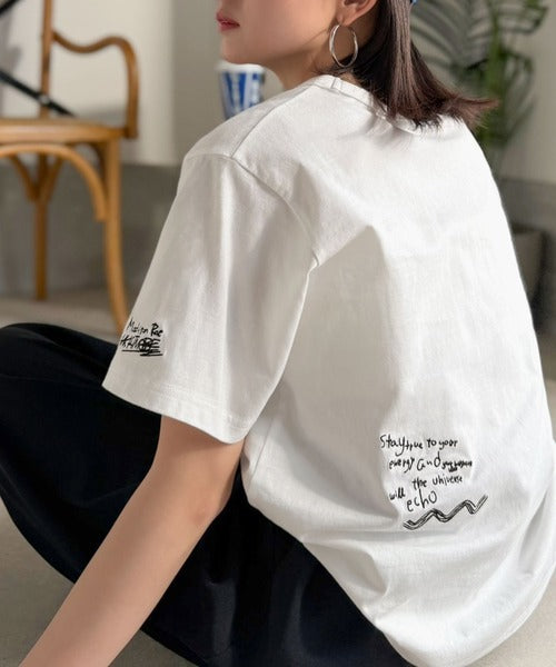 ラフでも品格、シンプルでも存在感。オーガニックコットン混 綿100％ グラフィック飛び刺繍フォトTシャツ（半袖） ce1260537