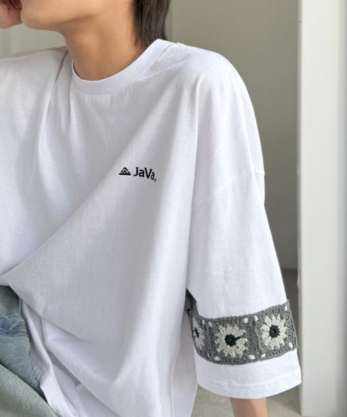 《JaVaジャバコラボ》袖先に遊びと清涼感を。袖クロシェ編み 配色切り替えデザインTシャツ jo1150094