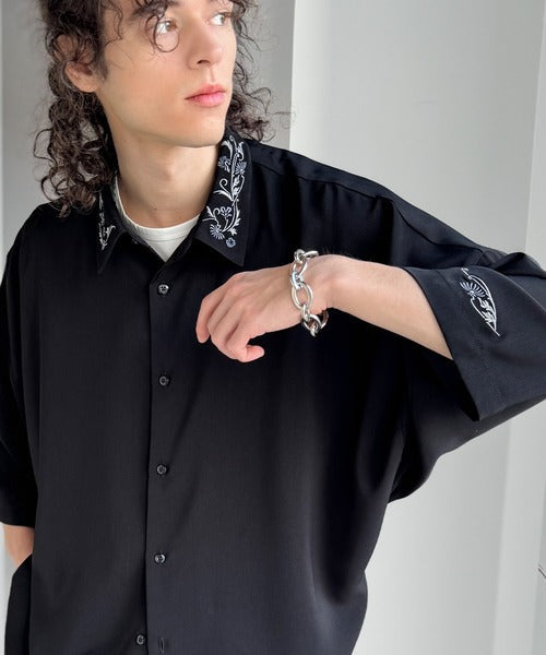 「雰囲気アガる。」衿刺繍ドレープドルマンシャツ／Embroidered Collar Draped Dolman Shirt co1010004