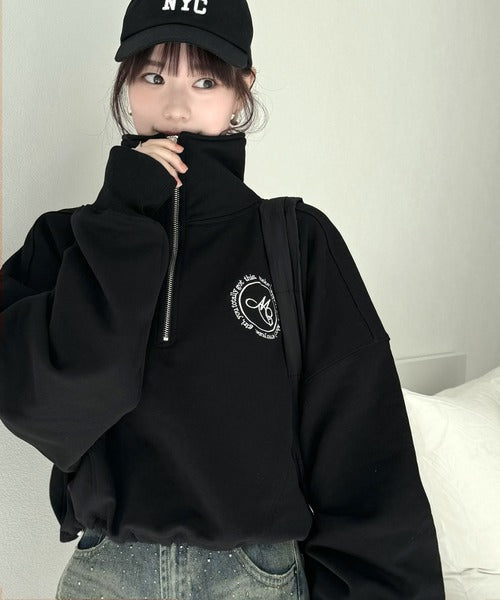【mily bilet】大人のデイリートップス。裏起毛胸刺繍ハーフジップクロップド丈裾スピンドルスウェット mi1329007