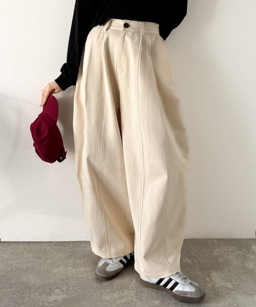 《JaVaジャバコラボ》カーブで魅せる、抜け感シルエット。綿100％コットンツイルバレルレッグタックパンツ jv1240111