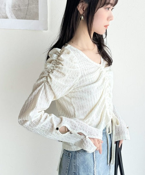 【mily bilet】カジュアルな大人ガーリーテイスト。シャーリング使い膨れジャガード袖ボタンVネックカットソー(長袖） mi1359012