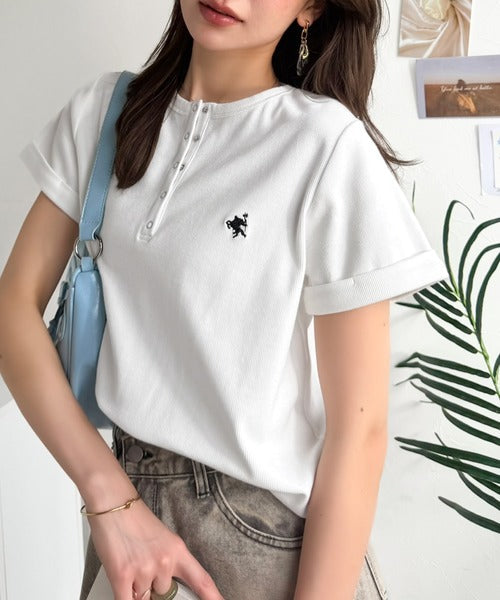 すっきり華奢魅せ。袖ロールアップ胸刺繍入りヘンリーネックリブTシャツ (半袖) ce1410009