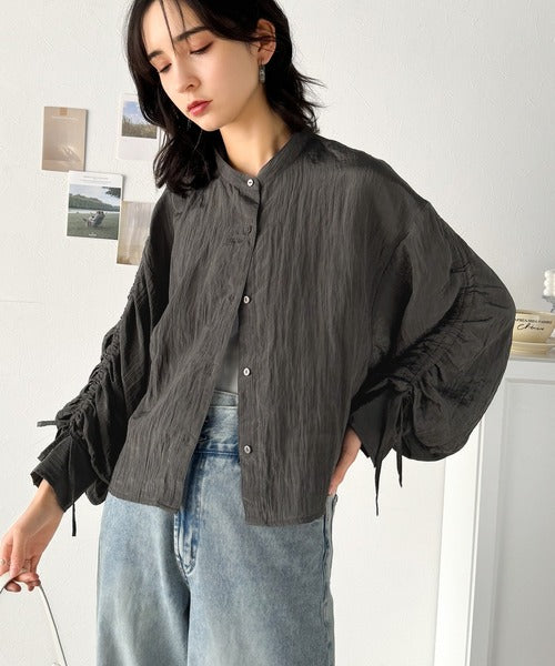 上品な抜け感と自由なアレンジ叶う。2wayカラー袖シャーリングシアー素材シャツブラウス（長袖） ce1010342