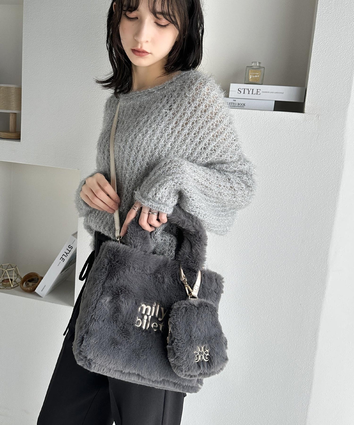 【mily bilet】ふわふわのファーで魅了する。ミニポーチ付きロゴ刺繍ファーショルダーバッグ mi1159036