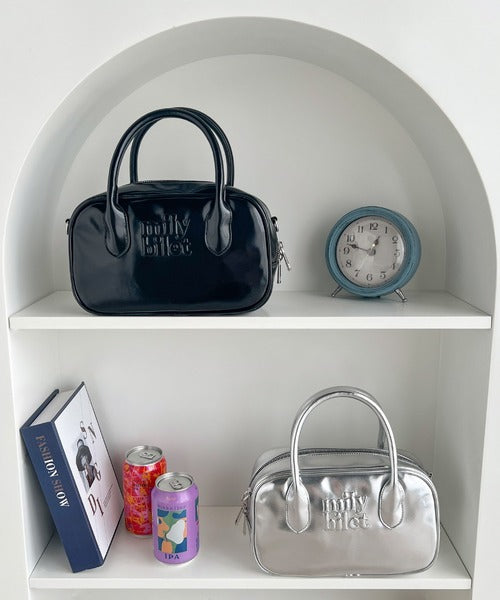 【mily bilet】ヘビロテしたい主役級バッグ。エナメルライクエコレザーエンブレムミニボストンバッグ mi1159026