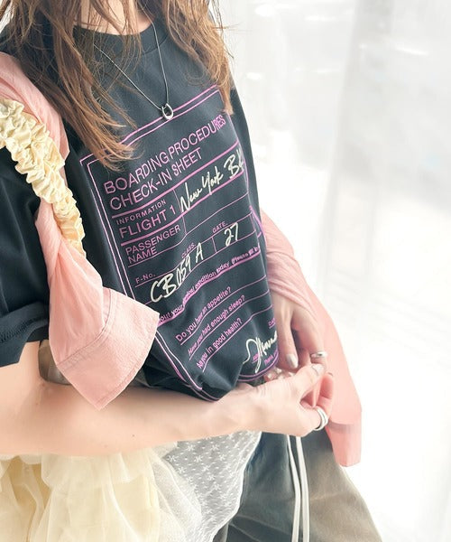 《Javaジャバコラボ》着回しを楽しめる。綿100%前後2wayフライトチェックインロゴ刺繍半袖Tシャツ jv1260299