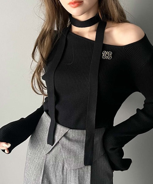 【mily bilet】女性らしさを格上げ。ブローチ付きアシメトリーネックオフショルマルチウェイチョーカー付きニットプルオーバー mi1029085