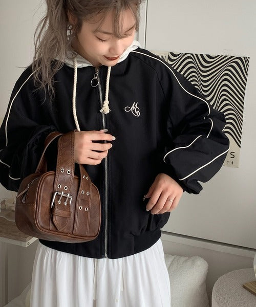 【mily bilet】スポーティ&おしゃれが叶う。サイドライン袖ギャザースウェットフード使い胸刺繍パーカーブルゾン mi1139049
