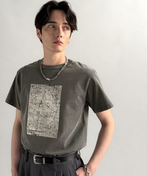 「即トレンド男子。」タイトフィットピグメント加工プリントTシャツ／Tight Fit Pigment-Dyed Print T-Shirt co1010001