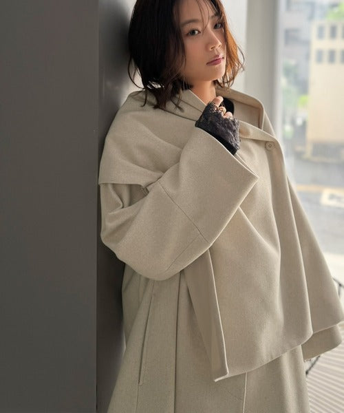 【Classical Evon】大人の品格ある装い。羽織るだけで「こなれた私の完成」ケープ付きフレアシルエットノーカラーメルトンコート（ミドル丈） ev1265088