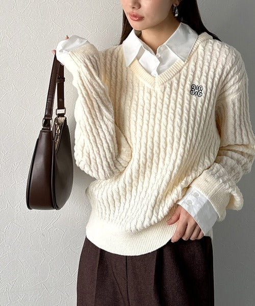 【mily bilet】一枚着るだけで、重ね着風。シャツレイヤード風ロゴ刺繍リブニットプルオーバー（長袖） mi1029172