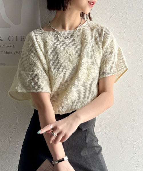 大人のおしゃれ度ワンランクアップ。チュールフラワーコード刺繍半袖Tシャツ ce1260429
