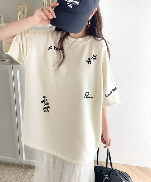 後ろ姿までぬかりなくオシャレにキマる。ランダム刺繍裏毛ハーフスリーブTシャツ ce1260260