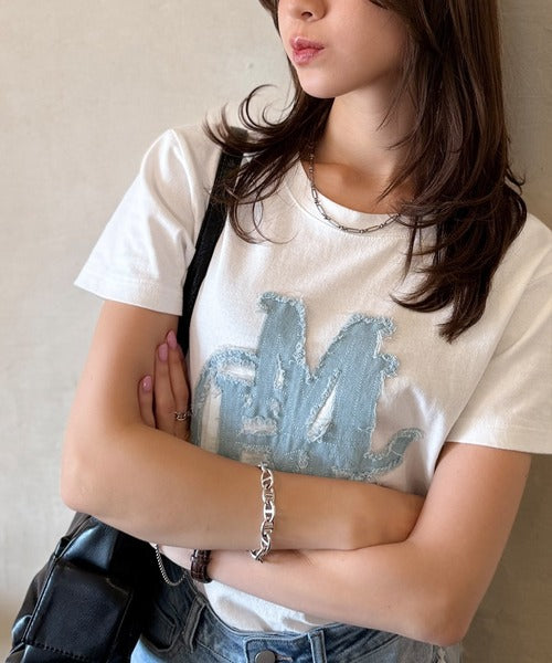 【mily bilet】遊び心を忍ばせておしゃれを一新。デニムフリンジワッペン使いTシャツ mi1329037