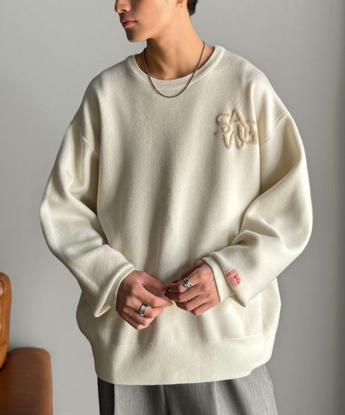 《JaVaジャバコラボ》立体編みで飾る個性。サガラ刺繍風ロゴオーバーサイズニット jm1050332