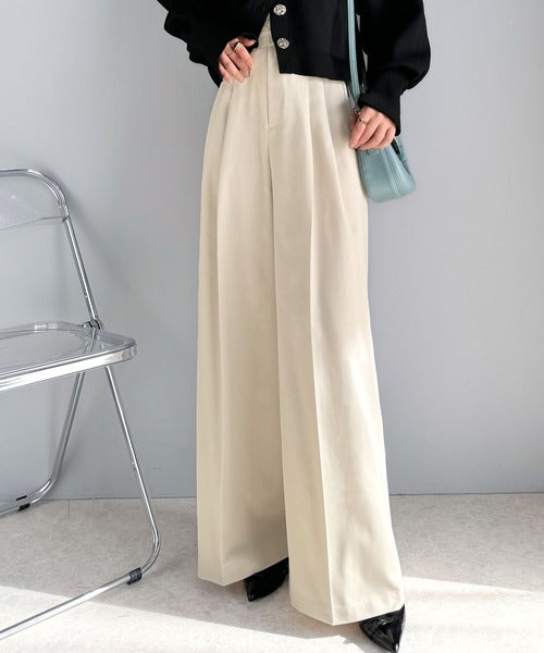 上品なデザインと履き心地。タック使いワイドシルエットハイウエストスラックス ce0940224