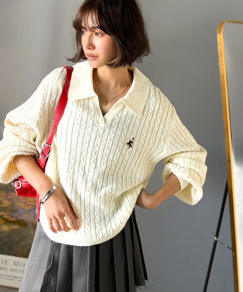 ”品よく華やぐ”。大人のマストバイニット。胸刺繍ケーブル編みポロ襟スキッパーニット ce1050308