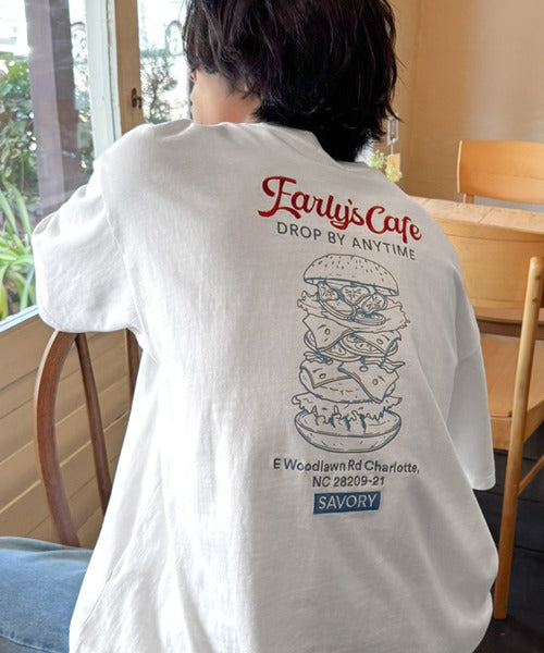 《JaVaジャバコラボ》遊び心のあるカフェロゴが映えるバックプリントT。刺繍使いハンバーガーデザインTシャツ jo1320016