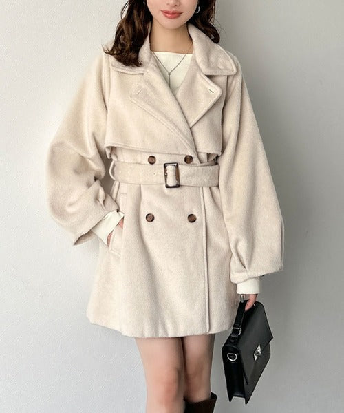 【mily bilet】どの角度から見てもかわいく冬のスタイルを格上げ。フェザーショートシャギーバックル使いコート（ミドル丈） mi1019096