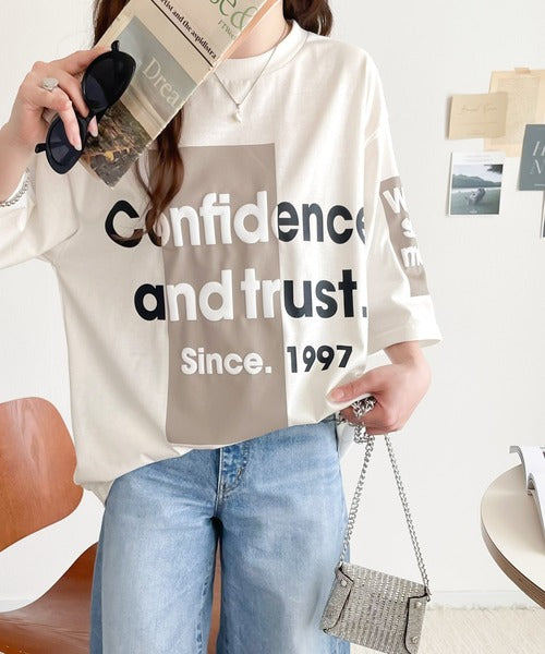 立体感のある発泡プリントがこなれ感たっぷり。立体ロゴプリント配色Tシャツ ce1010308