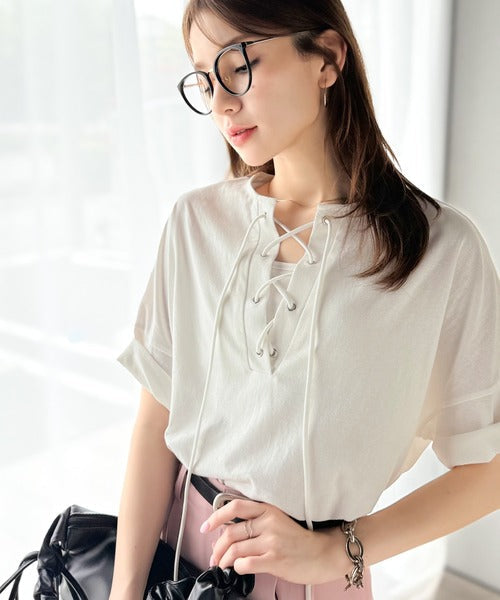 《JaVaジャバコラボ》胸元ひとくせ、抜け感ひとさじ。綿100％ バックロゴプリント 胸元レースアップTシャツ(半袖) jv1260458