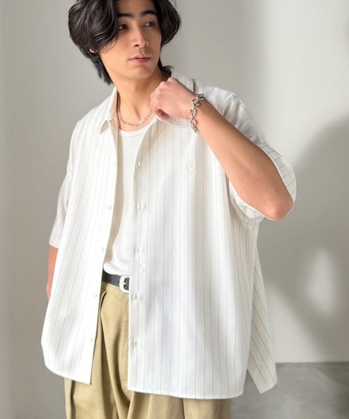 《JaVaジャバコラボ》羽織りとしても重宝する、汎用性の高さが魅力！刺繍入り ヘリンボーン織ストライプ柄 オーバーサイズ半袖シャツ jo1010044