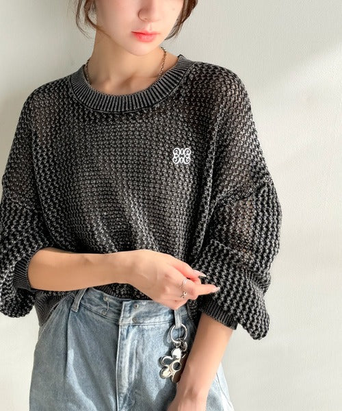 【mily bilet】絶妙な透け感が魅力！綿100％ブローチ付きストーンウォッシュメッシュニット(プルオーバー) mi1359006