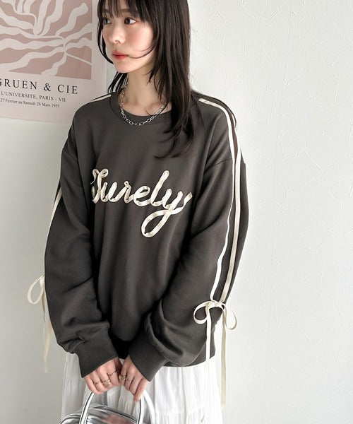 【mily bilet】気分上がるサテンリボンロゴが可愛い。サイドシャーリングサテンリボン使いスウェットトップス(長袖) mi1359009