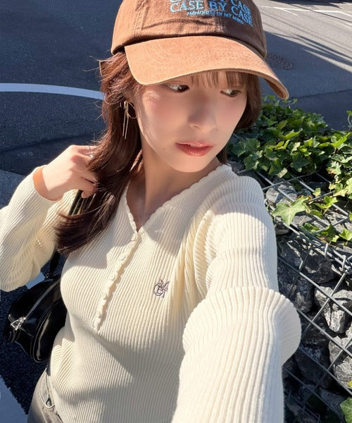 【mily bilet】こんなの、毎日着ちゃうよね？ロゴ刺繍スカラップヘンリーネックリブニット (長袖) mi1359089