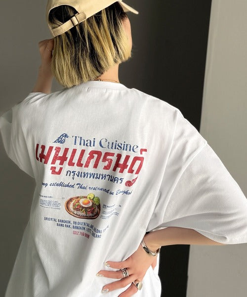 《JaVaジャバコラボ》お洒落見え確定。綿100％タイ料理メニュー風プリントルーズフィットTシャツ(オーバーサイズ) jv1029127