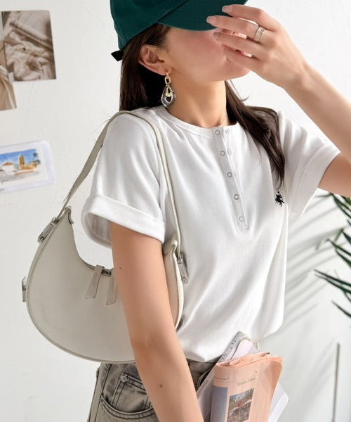 すっきり華奢魅せ。袖ロールアップ胸刺繍入りヘンリーネックリブTシャツ (半袖) ce1410009