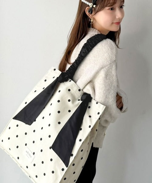 【mily bilet】こんなの待ってた！毎日のお供にも、推し活にも♪ドット柄サテンシュシュハンドルトート mi1079003