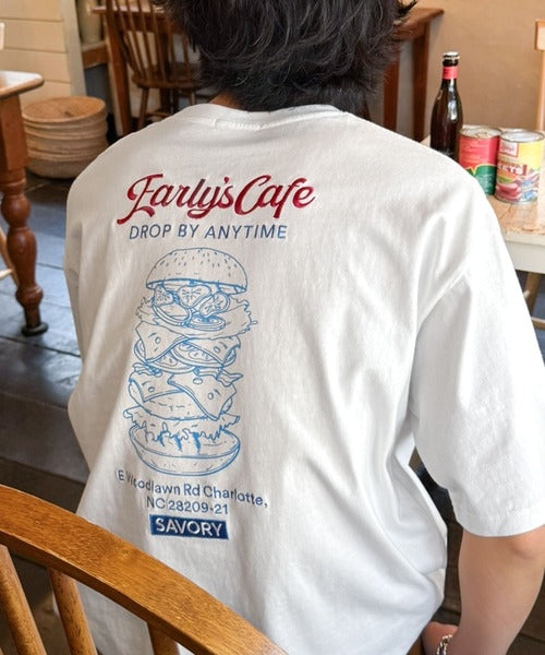 《JaVaジャバコラボ》遊び心のあるカフェロゴが映えるバックプリントT。刺繍使いハンバーガーデザインTシャツ jo1320016