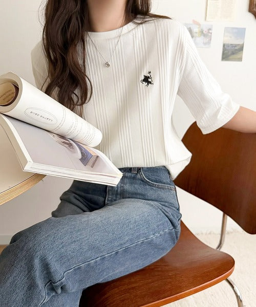 品よく、すっと、毎日に馴染む。オーガニックコットンランダムリブ胸元刺繍Tシャツ（半袖） ce1260538