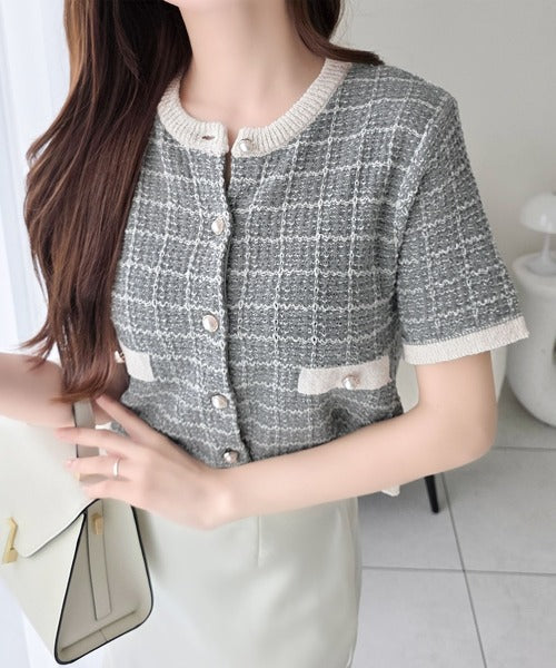 【mily bilet】さりげない華やぎで品よく可愛い♪パール釦ツイード編みロゴプレート付ニットカーディガン（半袖） mi1359057