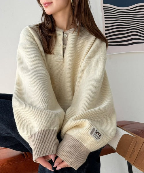 《JaVaジャバコラボ》ふっくら、袖たっぽり。ワッフル編みヘンリーネックオーバーサイズ配色ニット jv1350022