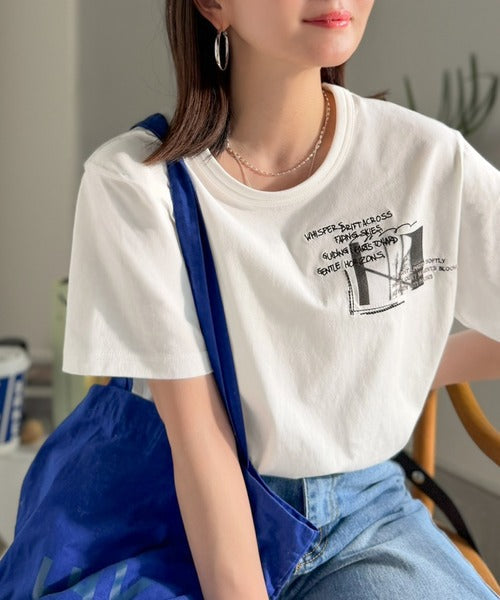 ラフでも品格、シンプルでも存在感。オーガニックコットン混 綿100％ グラフィック飛び刺繍フォトTシャツ（半袖） ce1260537