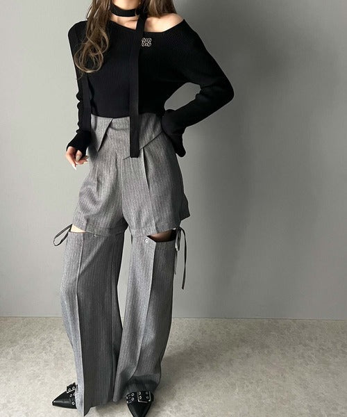 【mily bilet】女性らしさを格上げ。ブローチ付きアシメトリーネックオフショルマルチウェイチョーカー付きニットプルオーバー mi1029085
