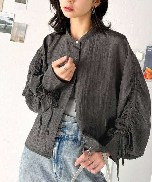 上品な抜け感と自由なアレンジ叶う。2wayカラー袖シャーリングシアー素材シャツブラウス（長袖） ce1010342