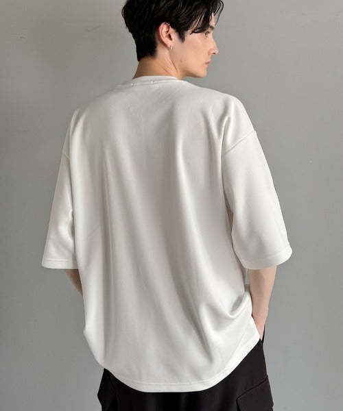 「大人びた遊び心。」刺繍入りハイクオリティダブルフェイス素材バンドカラーポロシャツ／Embroidered High-Quality Double Face Band Collar Polo co1150027