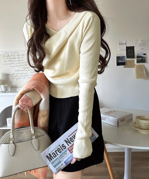 トレンド美スタイルで華奢魅せに。胸元ドレープデザインニット ce1260353