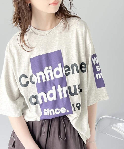 立体感のある発泡プリントがこなれ感たっぷり。立体ロゴプリント配色Tシャツ ce1010308