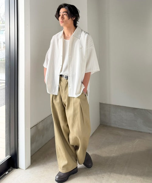 《JaVaジャバコラボ》羽織りとしても重宝する、汎用性の高さが魅力！刺繍入り ヘリンボーン織ストライプ柄 オーバーサイズ半袖シャツ jo1010044
