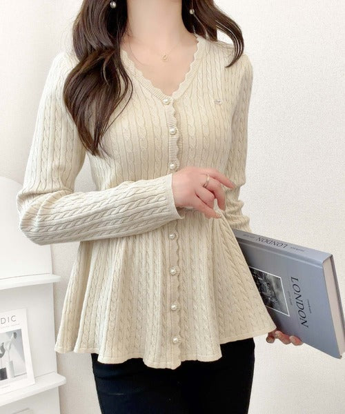 【mily bilet】いつものペプラムを、ケーブル編みで上品に。プレート付き パールボタン ケーブル編みペプラムニットカーディガン(長袖) mi1359059
