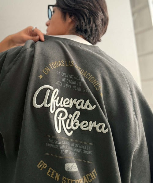 《JaVaジャバコラボ》背中で魅せる、俺。ラフに着てもサマになる。バックプリント刺繍スウェット（オーバーサイズ） jm1050404